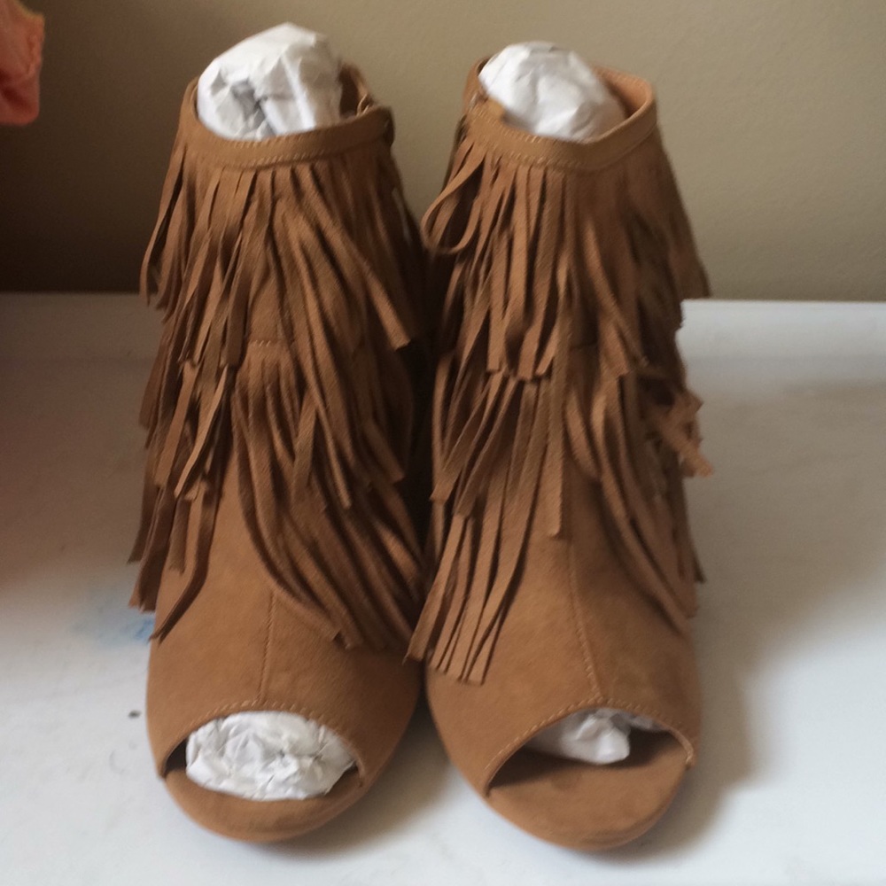 Brown tasseled pumps